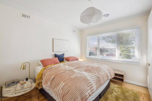 1 dormitorio con cama y ventana en Hazel House Ballarat, en Wendouree