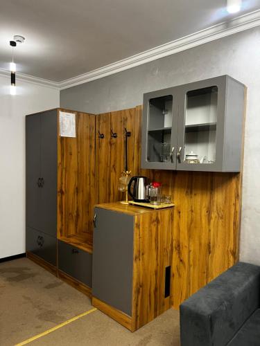 KökterekにあるАқ-жайық санаторийの木製の壁のキッチン、カウンター(冷蔵庫付)