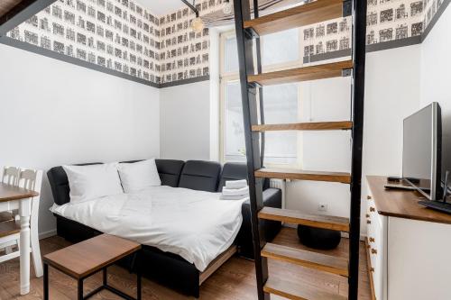 salon z łóżkiem piętrowym i biurkiem w obiekcie Starowiślna 36 Apartment with Mezzanine w Krakowie