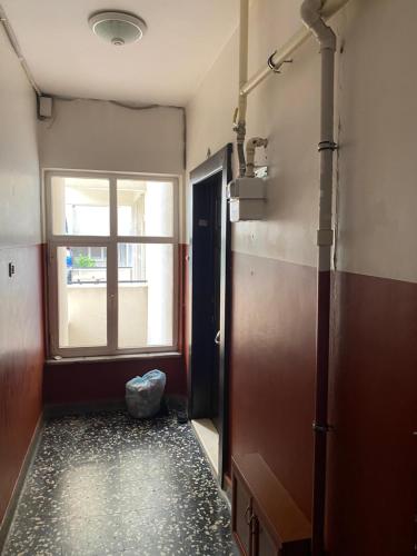 - un couloir avec une porte et une fenêtre dans une chambre dans l'établissement Kadıköy Kozyatağında Kiralık Daire, à Istanbul