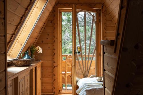 a room with a door in a log cabin at Sweet Home Sweet APARTZAKOP in Kościelisko