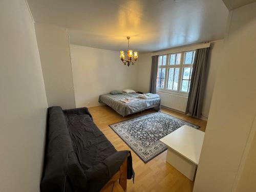 sala de estar con cama, sofá y ventana en Majatalo Esko, en Eskola