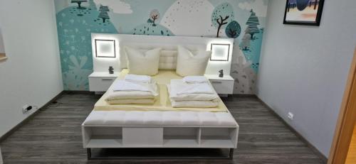 ein Schlafzimmer mit einem weißen Bett in einem Zimmer in der Unterkunft Schlossstrasse in Frankenberg