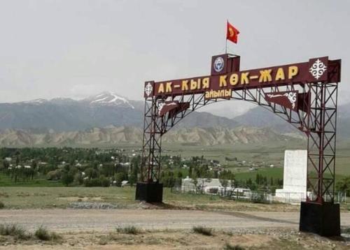una señal que dice ak atrape khovkap con montañas en el fondo en Emirguesthouse, en Akkyya