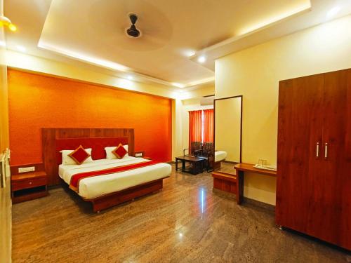 ein Schlafzimmer mit einem großen Bett in einem Zimmer in der Unterkunft Hotel Champion Prince Yelahanka in Yelahanka