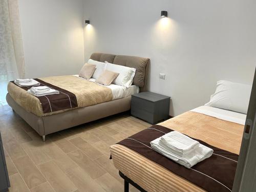 um quarto com duas camas e um sofá em FIERA ROOMS em Verona