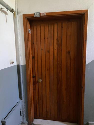 a wooden door in the corner of a room at Yalova Merkezde Kiralık in Yalova