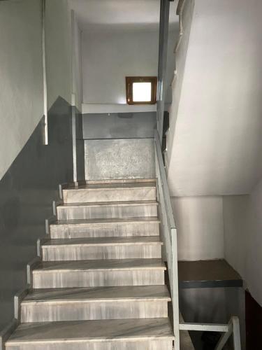 una rampa di scale in un edificio con finestra di Yalova Merkezde Kiralık a Yalova