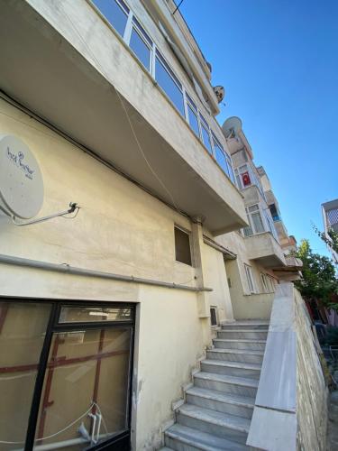 budynek ze schodami prowadzącymi do drzwi w obiekcie Yalova Merkezde Kiralık w mieście Yalova