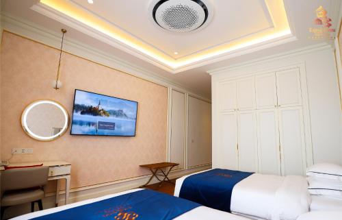 THE PREMIER PALACE HOTEL AND SPA في بنوم بنه: غرفة فندقية بسريرين ومرآة