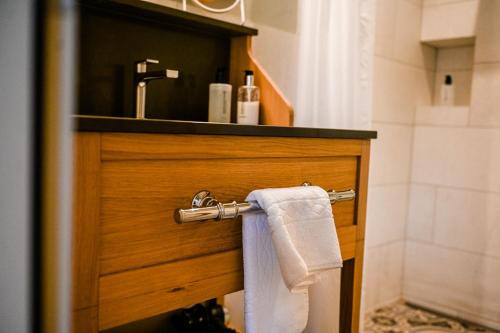 łazienka z umywalką i ręcznikami wiszącymi na szufladzie w obiekcie Gasthaus zum Bauernhof w mieście Oberlunkhofen