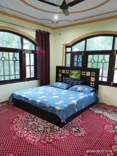 シュリーナガルにあるMoonlight Homestay Gulmargの赤いカーペットフロアのベッドルーム1室(ベッド1台付)