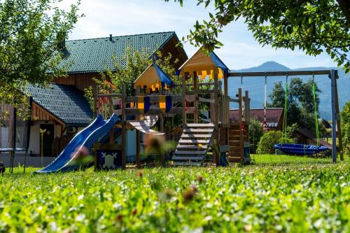 un parque infantil con un tobogán en el césped en Ferienwohnung Angerer, en Bad Mitterndorf