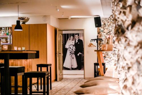 Una foto de una novia y un novio en una puerta en Gasthaus zum Bauernhof, en Oberlunkhofen