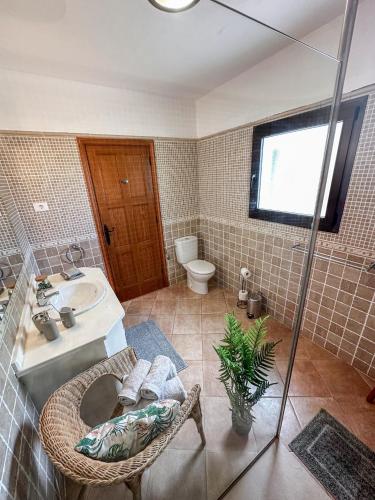 a bathroom with a sink and a toilet at casa verde in Lajares