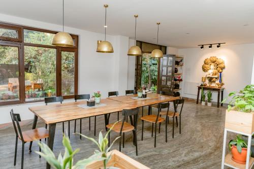 加德滿都的住宿－Cloud 9 Garden，用餐室配有大型木桌和椅子