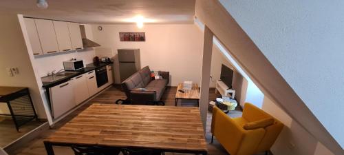 cocina y sala de estar con mesa en una habitación en Mulhouse hyper centre appartement 4 chambres, en Mulhouse