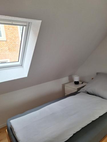 um quarto com uma cama e uma janela em Eleni em Emden