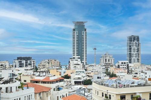 uma vista para uma cidade com edifícios altos em City View 2BR Duplex with MAMAD by HolyGuest em Tel Aviv