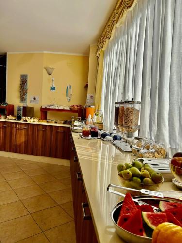 uma cozinha com um balcão com fruta em Hotel L'Ancora em Capo Vaticano