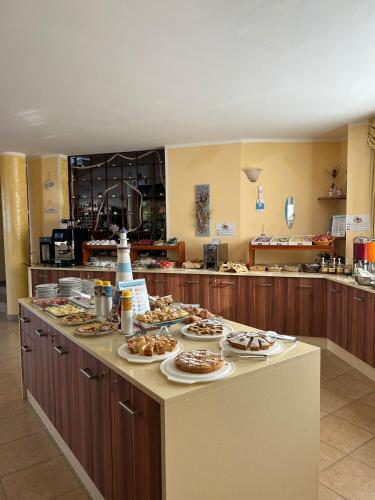 uma linha de buffet com pratos de comida em Hotel L'Ancora em Capo Vaticano