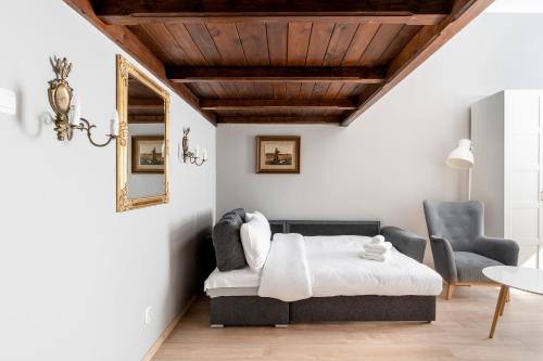 - une chambre avec un lit et deux chaises dans l'établissement Starowiślna 37 Apartment with Mezzanine, à Cracovie
