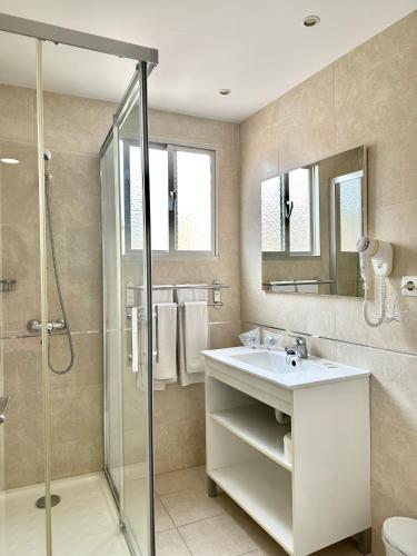 a bathroom with a sink and a shower at Hotel Victoria Centro in Almuñécar