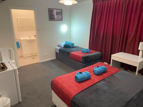una camera con due letti con cuscini blu sopra di North Gregory Hotel a Winton
