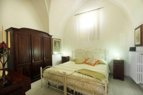 - une chambre avec un lit et 2 oreillers dans l'établissement Corte Antica 3, à Presicce