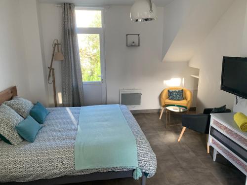 sypialnia z łóżkiem, oknem i krzesłem w obiekcie LE PAVILLON RENNAIS w mieście Rennes