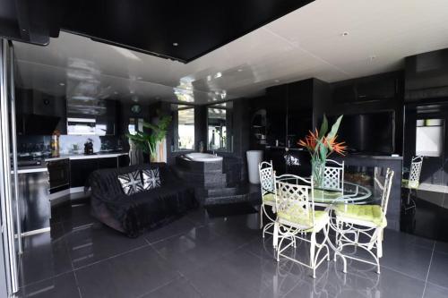 un salon avec une table, des chaises et un canapé dans l'établissement Appartement la ciotat vue mer, à La Ciotat