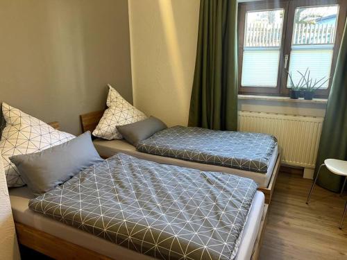 ブルクベルクにあるUrlaub im Sonnendorf Burgbergのベッドが2つと窓のある部屋