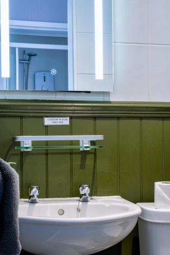 Un baño de Sandcliff Guest House