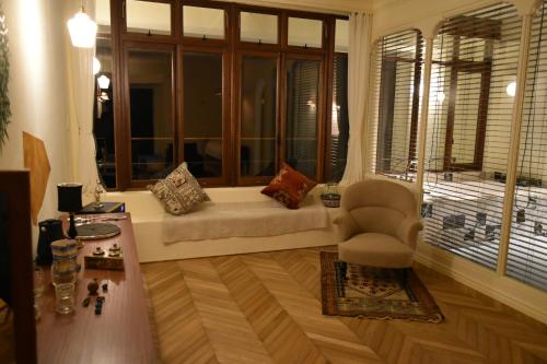 a living room with a couch and a chair at Hotel CASA VICO in Ako