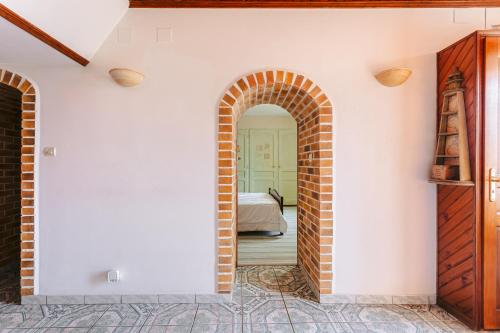 a hallway with an archway leading to a bedroom at L' Aixoise in Romegoux