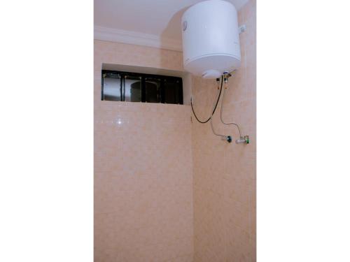 lampka w łazience ze ścianą wyłożoną kafelkami w obiekcie Boutique Hotel Rwanda w mieście Kigali