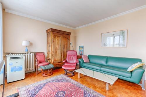un salon avec un canapé et deux chaises dans l'établissement Résidor- Spacieux appartement Vincennes, à Vincennes