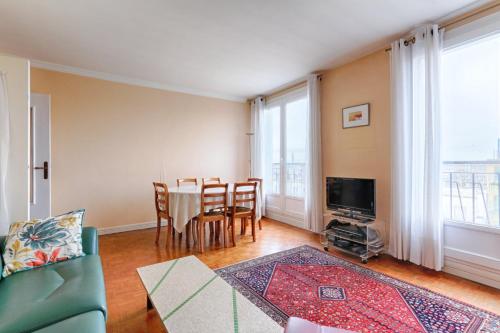 un salon avec une table et une salle à manger dans l'établissement Résidor- Spacieux appartement Vincennes, à Vincennes
