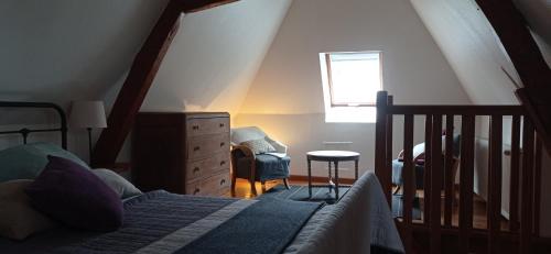 1 dormitorio con 1 cama, vestidor y ventana en Bergerie du château, en Alette