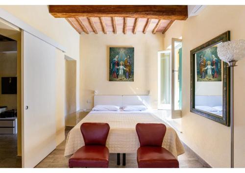 a bedroom with a bed and two chairs at 106 Lodge in Siena