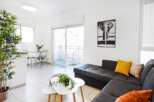 Intimate 1BR near Bograshov beach by HolyGuest