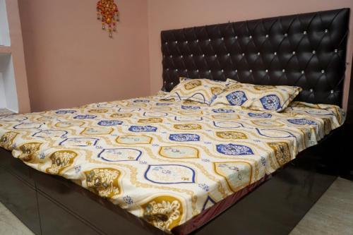 Postel nebo postele na pokoji v ubytování Malti Home stay 5 minute walking distance fromAyodhya DhamRailway Station