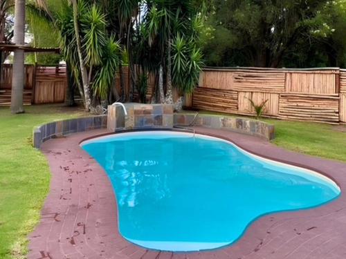 una piscina en un patio en Tranquility-Ukuthula Guesthouse en Winterton