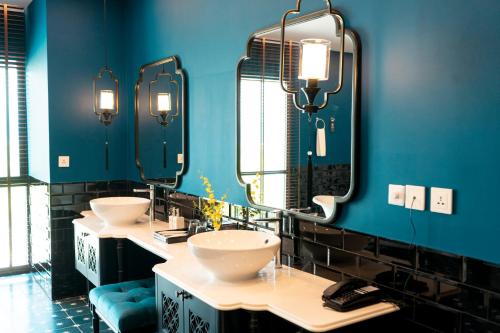 - Baño con 2 lavabos y 2 espejos en TUI BLUE Tuy Hoa, en Tuy Hoa