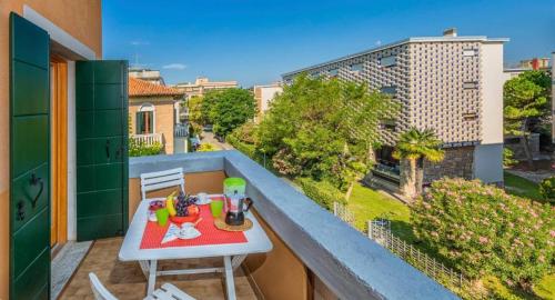 stół i krzesła na balkonie budynku w obiekcie Bolle Blu, TOP w Lido di Venezia
