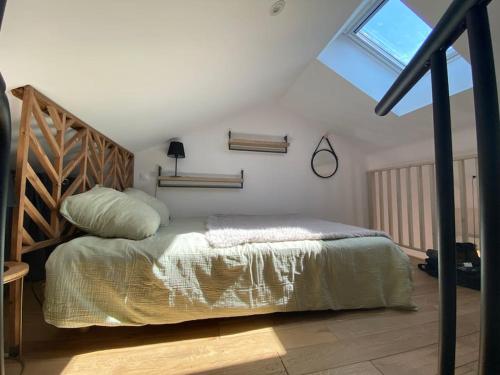 - une chambre avec un lit dans une pièce dotée d'une fenêtre dans l'établissement Villa Maya - 4 Amellau - AVIGNON - CLIM - WIFI, à Avignon