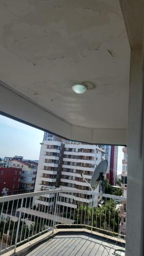 Elle comprend un balcon offrant une vue sur un grand bâtiment. dans l'établissement Antalya Poyraz Sitesinde, à Antalya