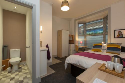 Cette chambre comprend un lit et une salle de bains. dans l'établissement 8 Samuel Street, à Crewe