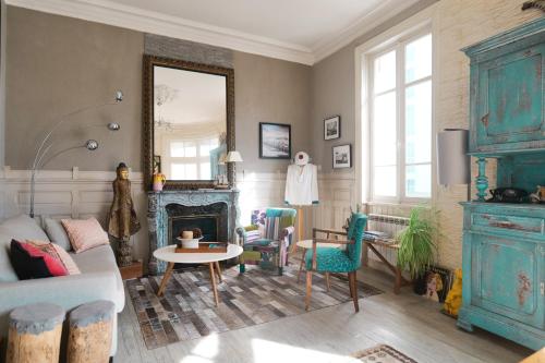 un salon avec un canapé, une table et un miroir dans l'établissement Charmant appartement vue mer Les Sables - 2 personnes, à Les Sables-dʼOlonne