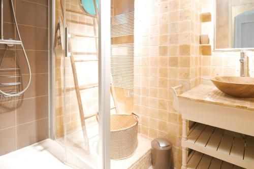 Ένα μπάνιο στο Charmant appartement vue mer Les Sables - 2 personnes